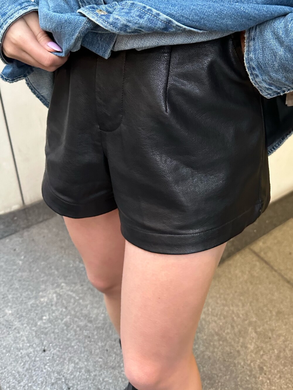 ブルー系のシャツ/ブラウス、ブラック系のその他パンツ、シルバー系のショルダーバッグを着用したレディースの冬コーディネートの6枚目の写真