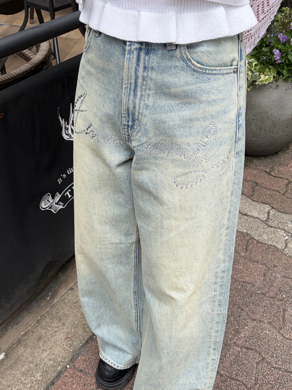 ブルー系のデニムパンツ、ホワイト系のカーディガン/ボレロを着用したレディースの春コーディネートの6枚目の写真