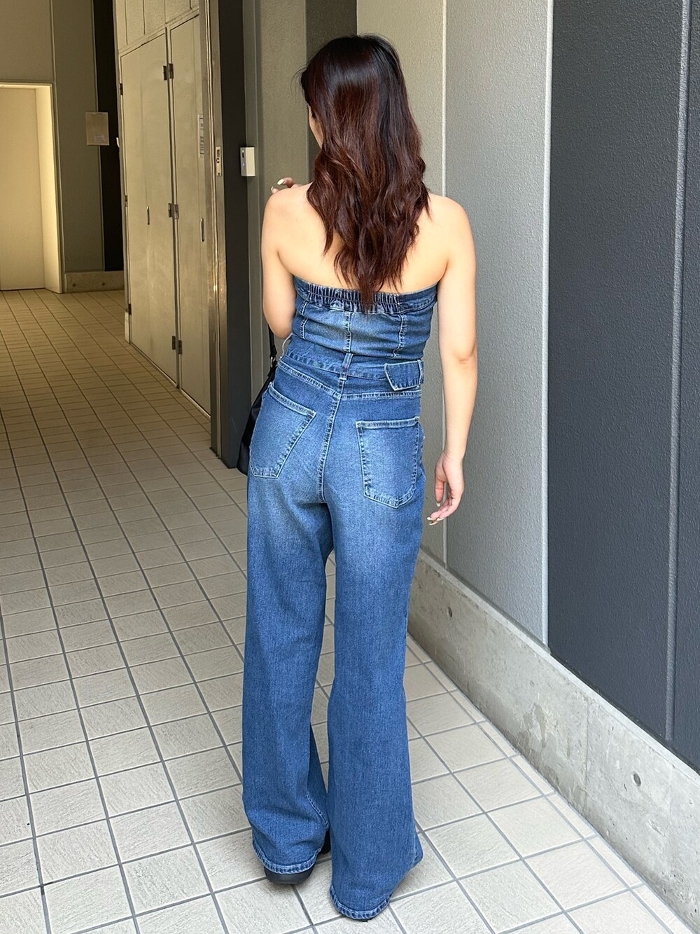 ブルー系のつなぎ/オールインワン、ブラック系のサンダル、ブラック系のショルダーバッグを着用したレディースの夏コーディネートの4枚目の写真