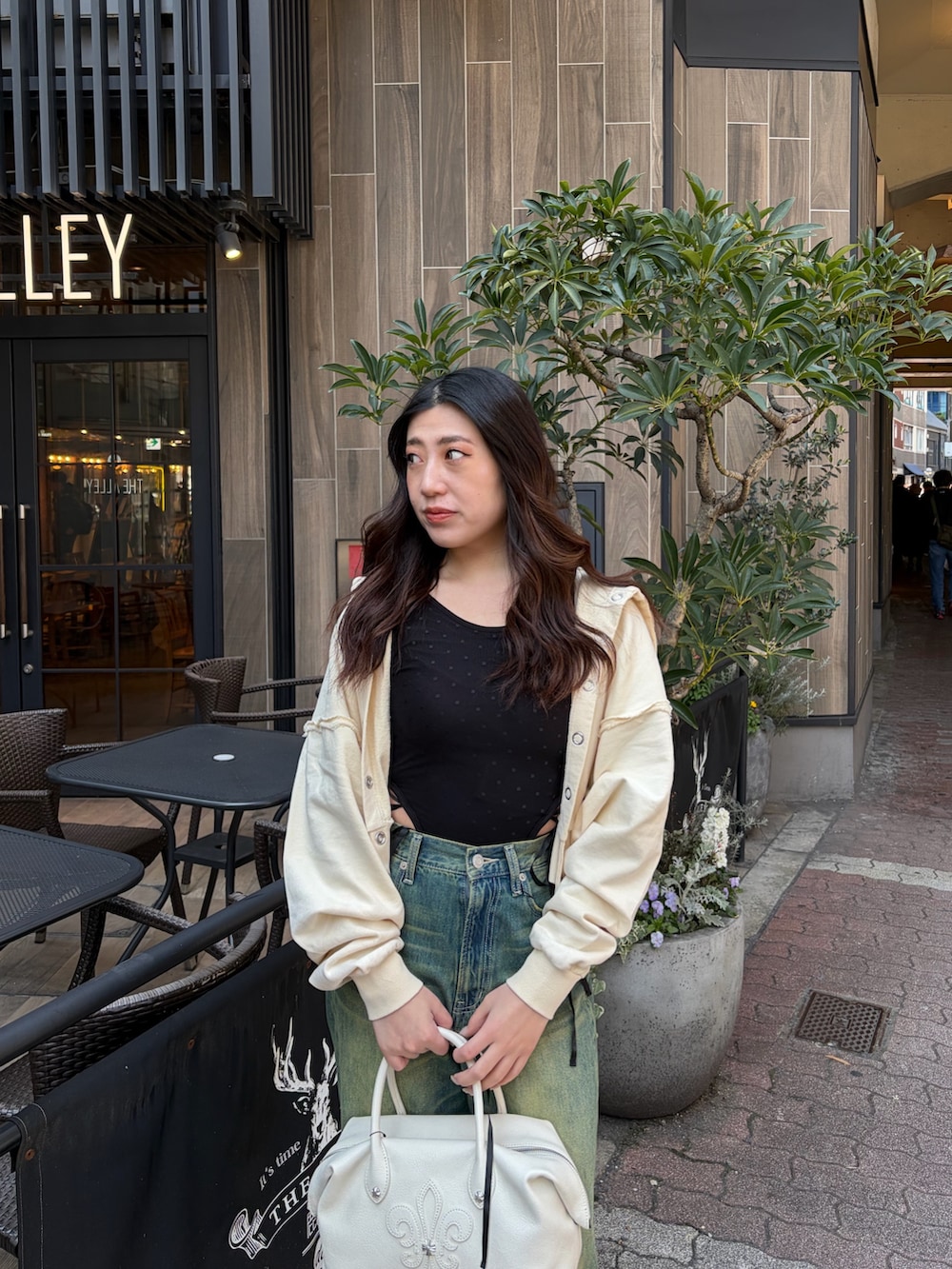 ホワイト系のパーカー、その他のTシャツ/カットソー、ブルー系のデニムパンツを着用したレディースの春コーディネートの4枚目の写真