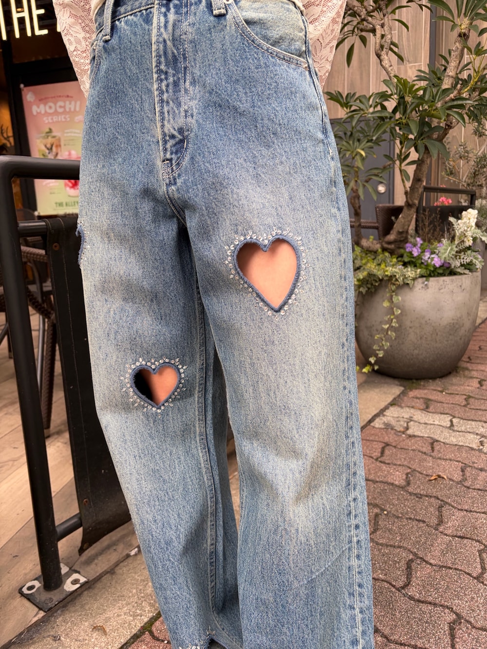 ブルー系のデニムパンツ、ホワイト系のシャツ/ブラウス、ブルー系のカーディガン/ボレロを着用したレディースの春コーディネートの7枚目の写真