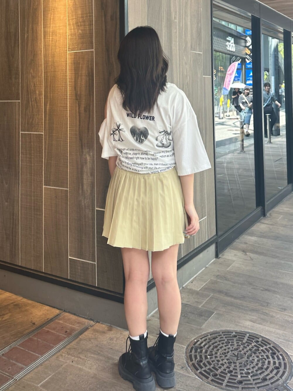 ブラック系のブーツ、イエロー系のワンピース、ホワイト系のTシャツ/カットソーを着用したレディースの夏コーディネートの3枚目の写真