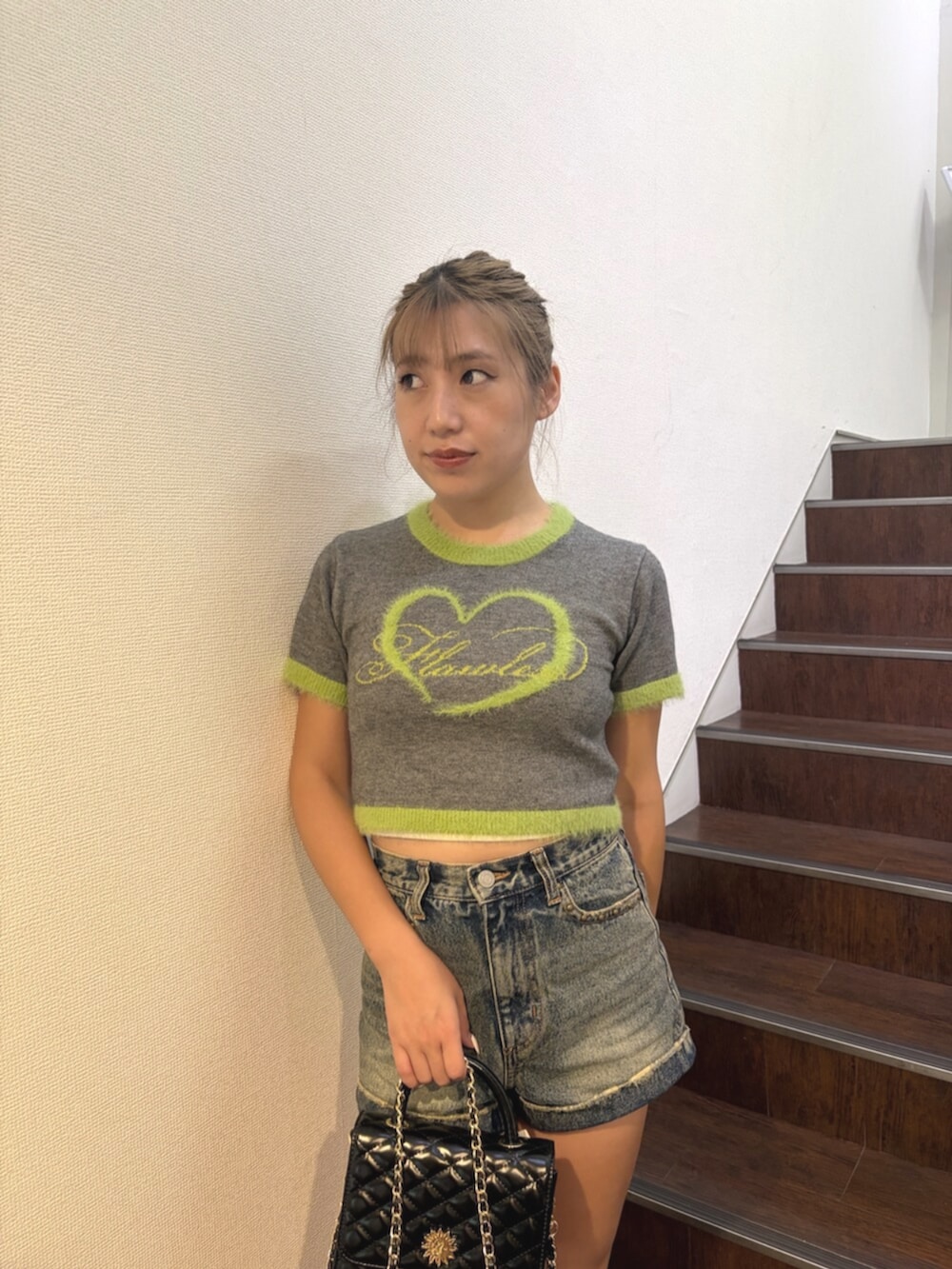 ブラック系のショルダーバッグ、ブルー系のその他パンツ、ブラック系のブーツを着用したレディースの秋コーディネートの4枚目の写真
