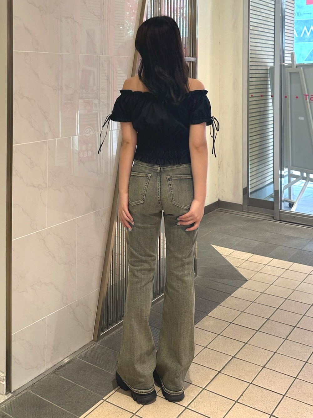 ブラック系のサンダル、ブルー系のデニムパンツ、ブラック系のシャツ/ブラウスを着用したレディースの夏コーディネートの4枚目の写真