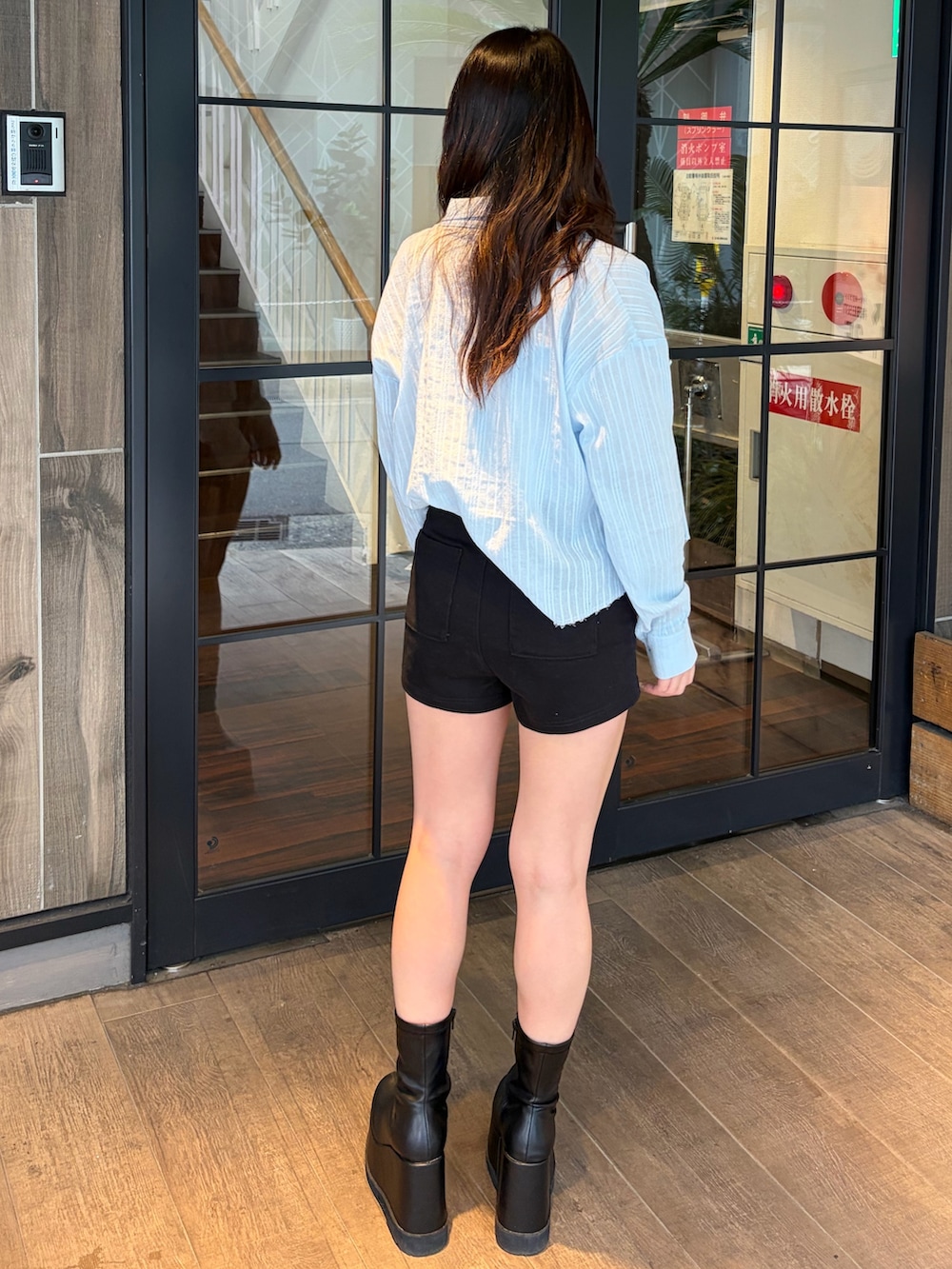 ブラック系のその他パンツ、ブラック系のブーツ、ブルー系のシャツ/ブラウスを着用したレディースの春コーディネートの3枚目の写真