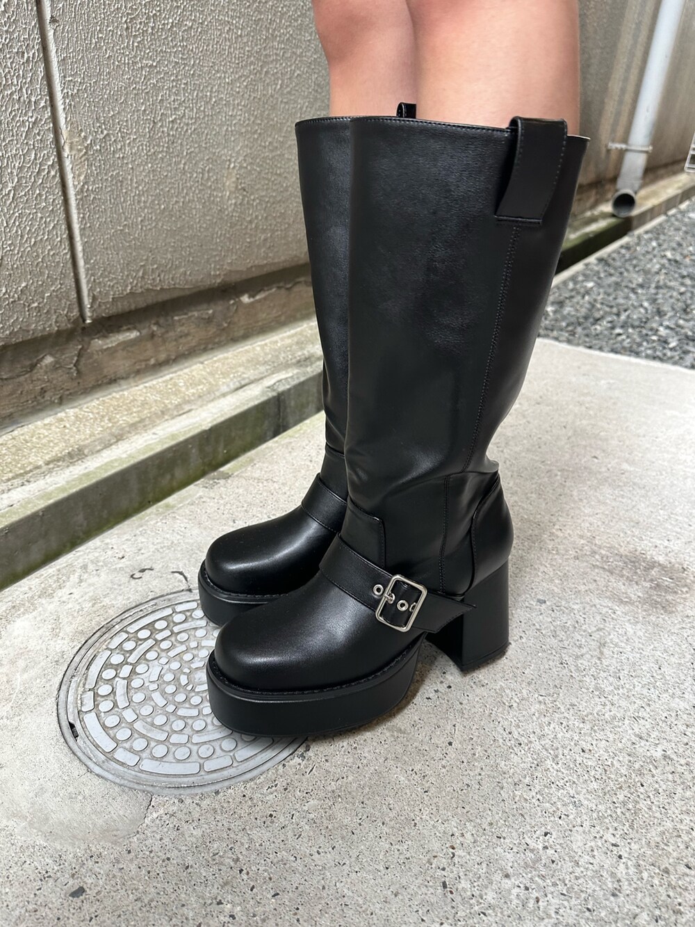 ブラウン系のブーツ、レッド系のカーディガン/ボレロ、ホワイト系のTシャツ/カットソーを着用したレディースの冬コーディネートの6枚目の写真