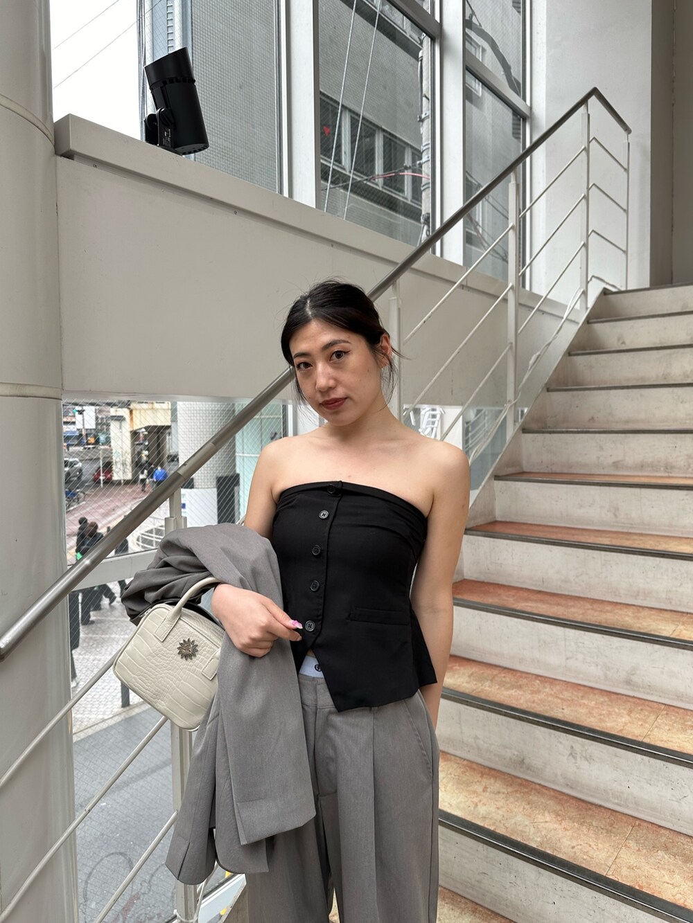 グレー系のその他パンツ、ブラック系のキャミソール、グレー系のテーラードジャケットを着用したレディースの春コーディネートの4枚目の写真