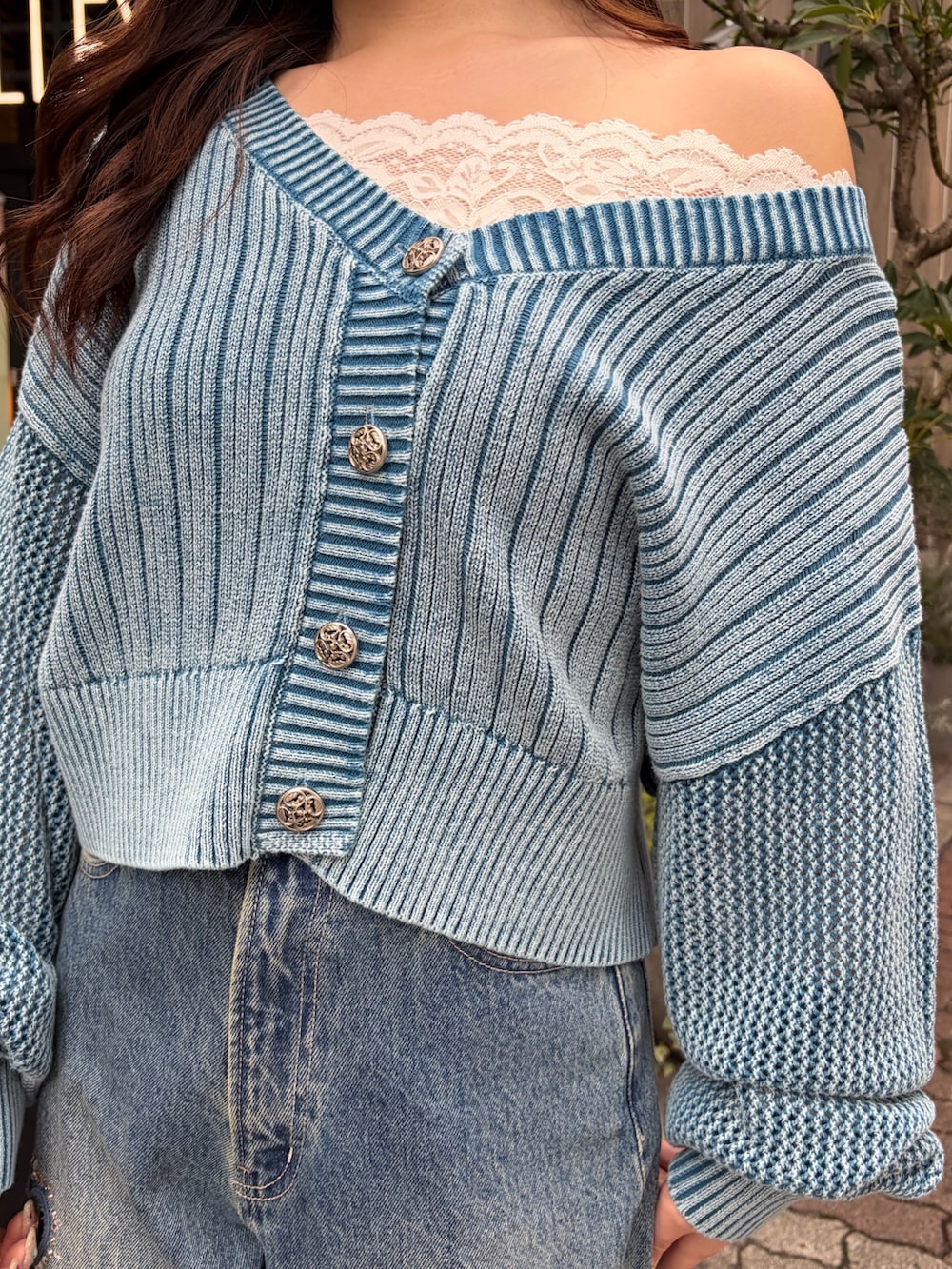 ブルー系のデニムパンツ、ホワイト系のシャツ/ブラウス、ブルー系のカーディガン/ボレロを着用したレディースの春コーディネートの6枚目の写真