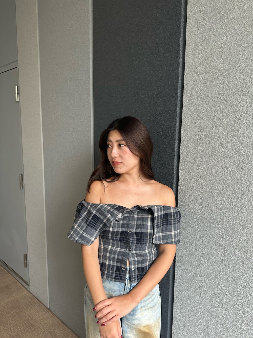 ブルー系のデニムパンツ、ブラック系のシャツ/ブラウス、ブラック系のサンダルを着用したレディースの夏コーディネートの5枚目の写真