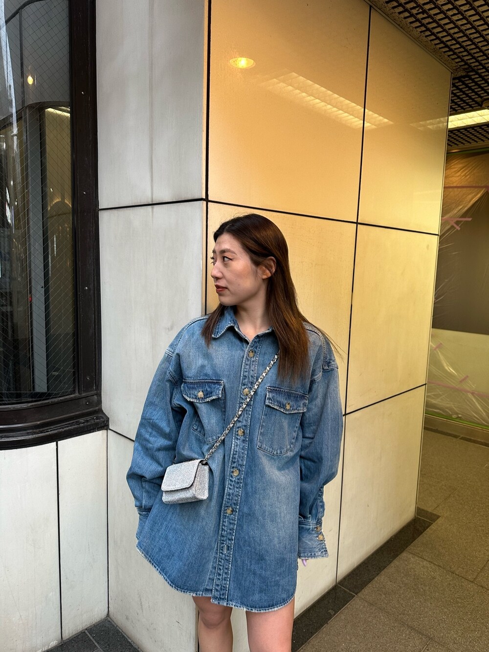 ブルー系のシャツ/ブラウス、ブラック系のその他パンツ、シルバー系のショルダーバッグを着用したレディースの冬コーディネートの4枚目の写真