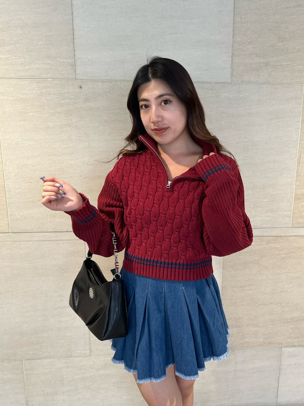ブルー系のデニムスカート、レッド系のニット/セーター、その他のブーツを着用したレディースの夏コーディネートの5枚目の写真