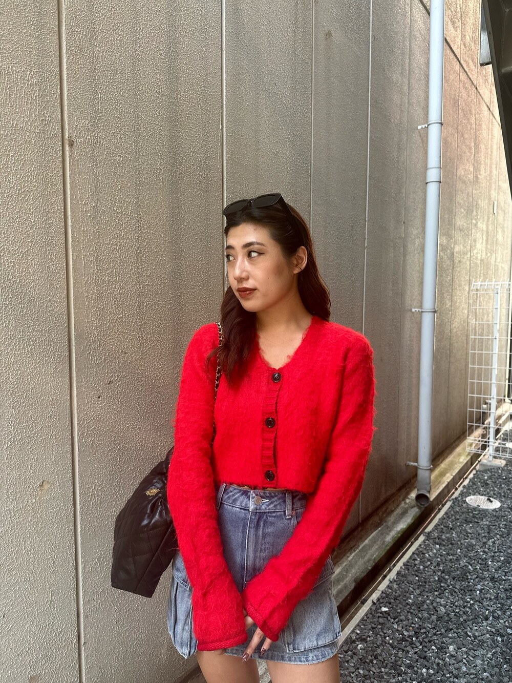 その他のブーツ、ブラック系のショルダーバッグ、レッド系のニット/セーターを着用したレディースの秋コーディネートの5枚目の写真