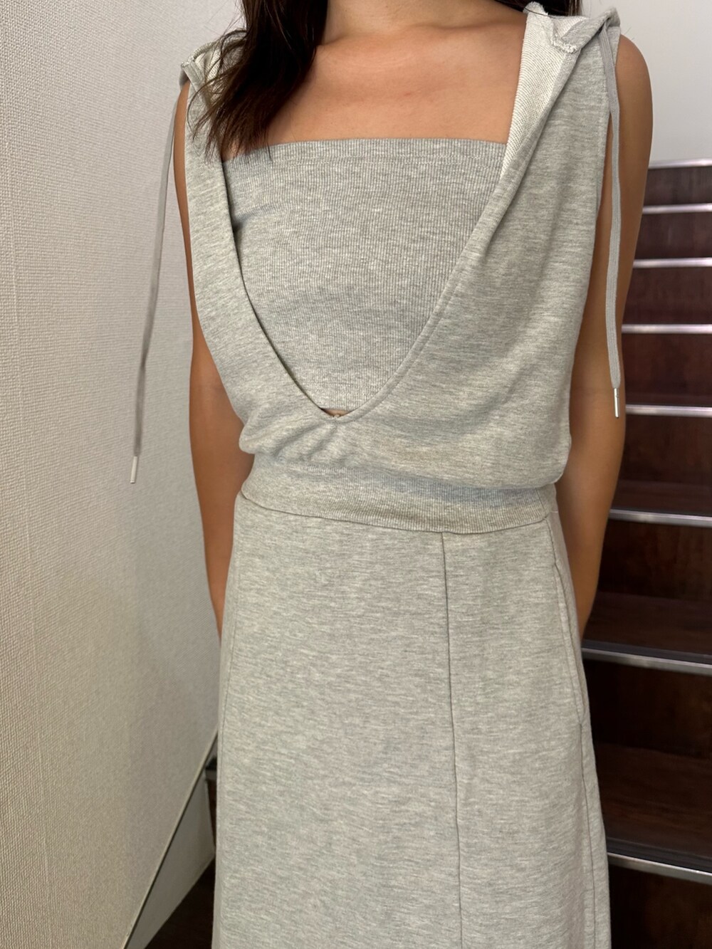 グレー系のワンピース、レッド系のパンプス、レッド系のキャップを着用したレディースの夏コーディネートの5枚目の写真