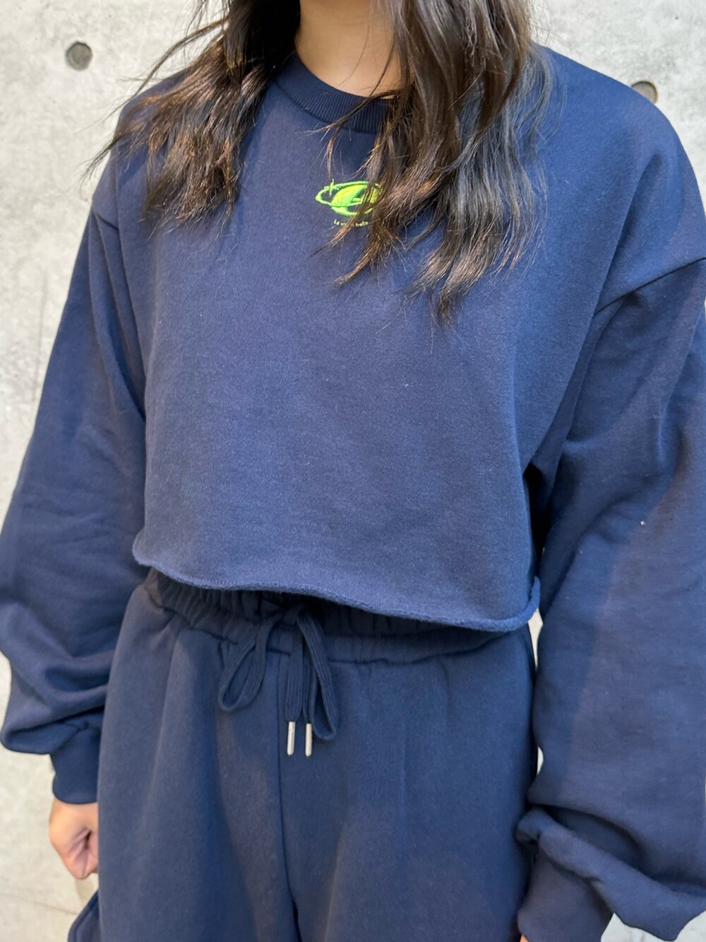 ブルー系のスウェットパンツ、ブルー系のスウェット、ベージュ系のスリッポンを着用したレディースの秋コーディネートの5枚目の写真