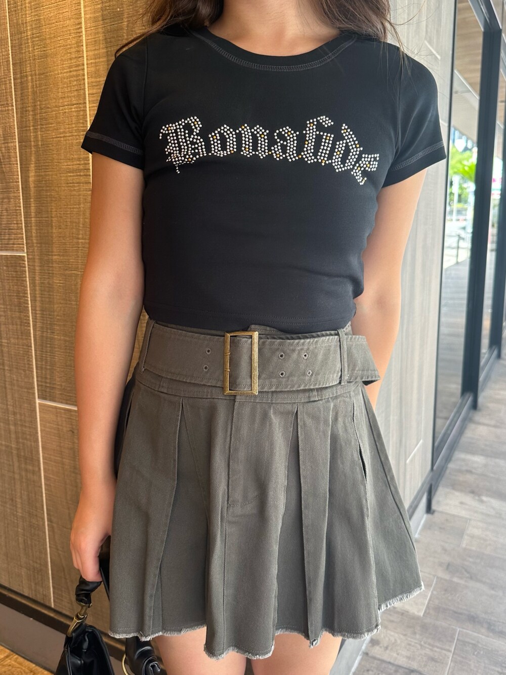 ブラック系のTシャツ/カットソー、グレー系のスカート、ブラック系のハンドバッグを着用したレディースの夏コーディネートの6枚目の写真