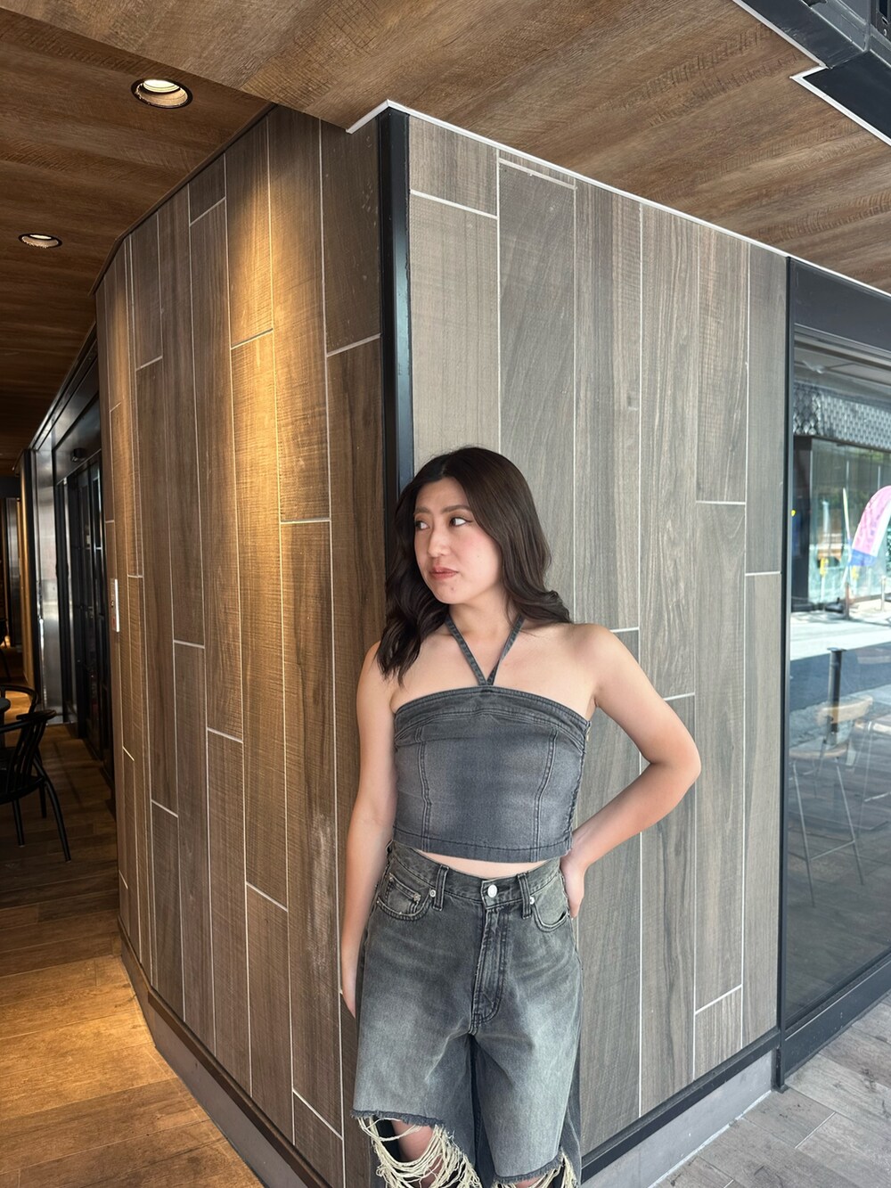 ブラック系のデニムパンツ、ブラック系のキャミソール、ブラック系のサンダルを着用したレディースの夏コーディネートの5枚目の写真