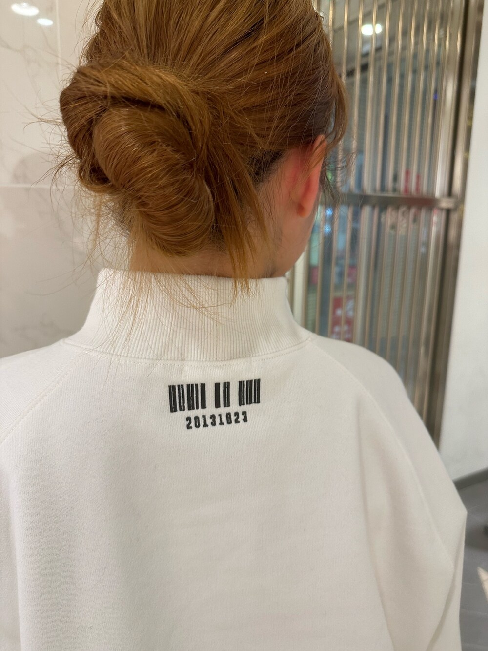 ホワイト系のスウェットパンツ、ホワイト系のスウェット、ブラック系のブーツを着用したレディースの秋コーディネートの4枚目の写真