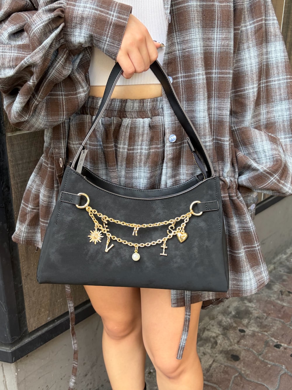 ブラウン系のその他パンツ、ブラウン系のシャツ/ブラウス、ブラック系のブーツを着用したレディースの秋コーディネートの6枚目の写真
