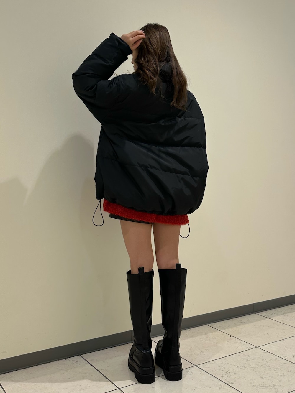 ブラック系のダウンジャケット/コート、ブラック系のその他パンツ、ブラック系のブーツを着用したレディースの冬コーディネートの3枚目の写真