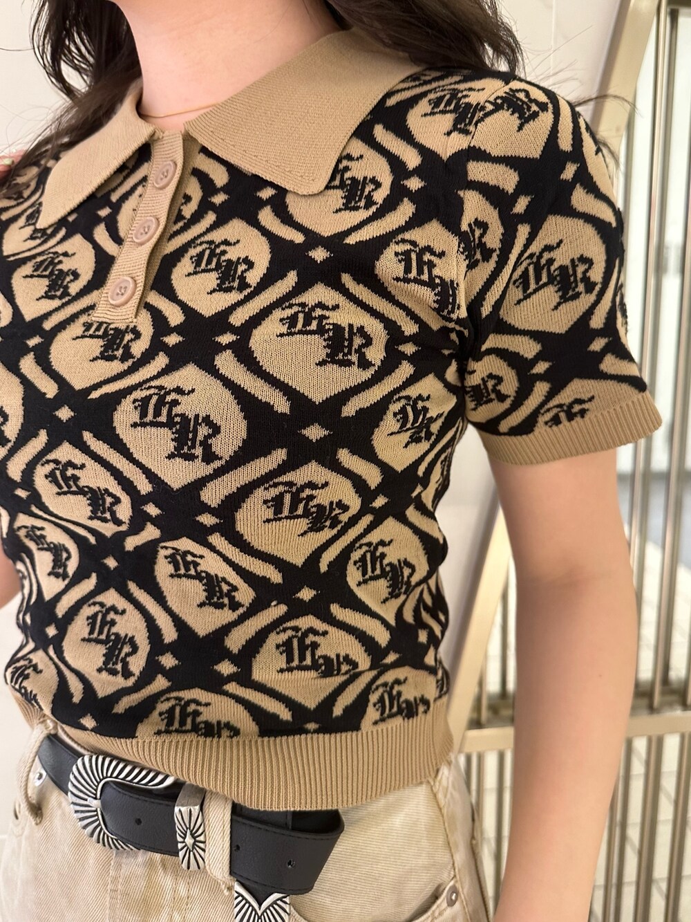 ベージュ系のニット/セーター、ベージュ系のデニムパンツ、ブラック系のブーツを着用したレディースの春コーディネートの5枚目の写真