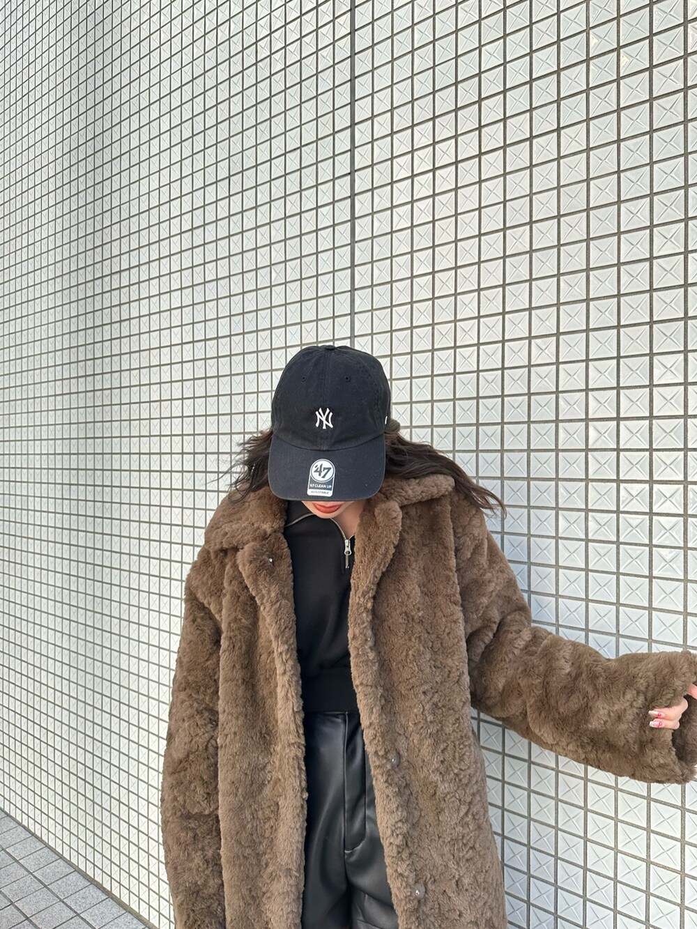 ブラック系のブーツ、ブラック系のハンドバッグ、ブラック系のその他パンツを着用したレディースの冬コーディネートの3枚目の写真