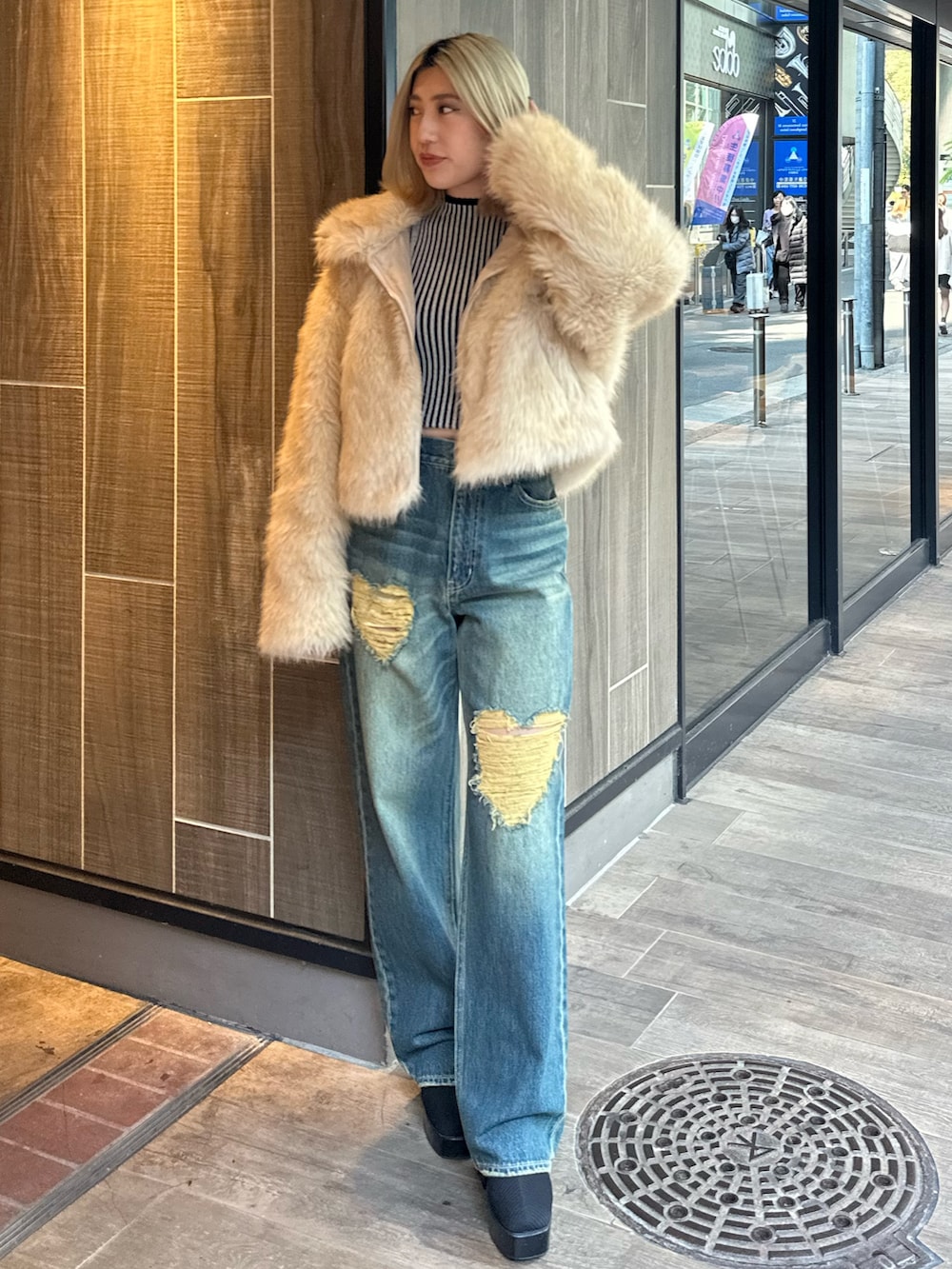 ベージュ系のブルゾン、その他のブーツ、ブルー系のデニムパンツを着用したレディースの冬コーディネートの2枚目の写真