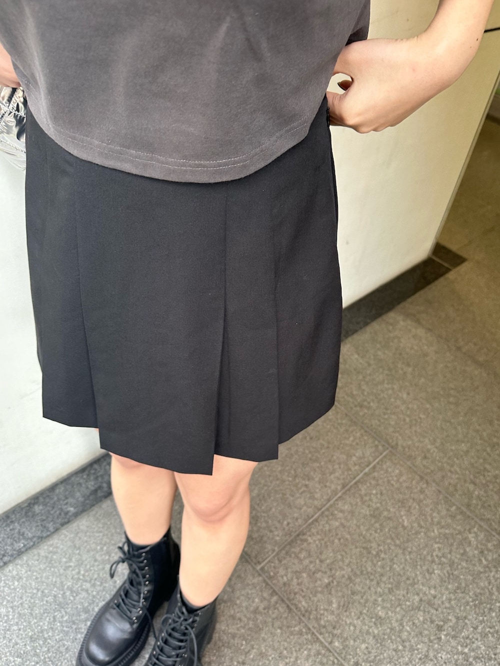 ブラック系のその他パンツ、シルバー系のショルダーバッグ、ブラック系のブーツを着用したレディースの春コーディネートの6枚目の写真