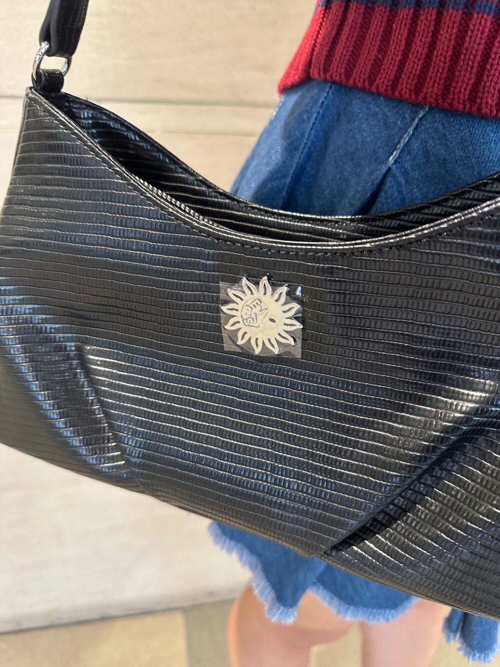 ブルー系のデニムスカート、レッド系のニット/セーター、その他のブーツを着用したレディースの夏コーディネートの8枚目の写真