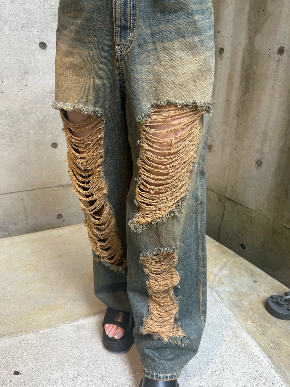 ブラウン系のTシャツ/カットソー、ブルー系のデニムパンツ、ブラック系のサンダルを着用したレディースの夏コーディネートの5枚目の写真