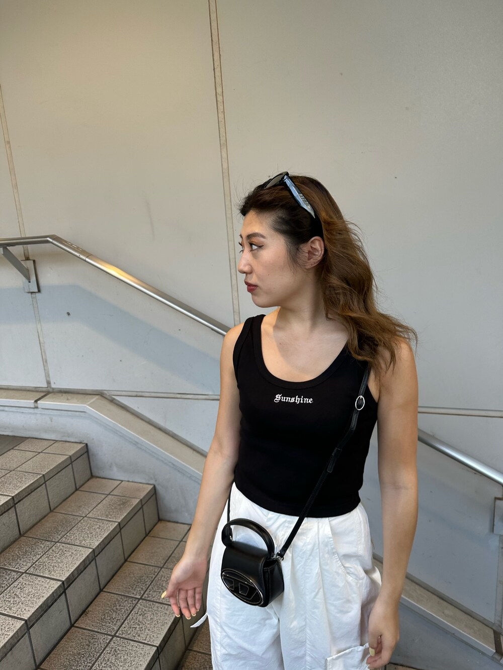 ブラック系のタンクトップ、ブルー系のシャツ/ブラウス、ホワイト系のカーゴパンツを着用したレディースの春コーディネートの4枚目の写真