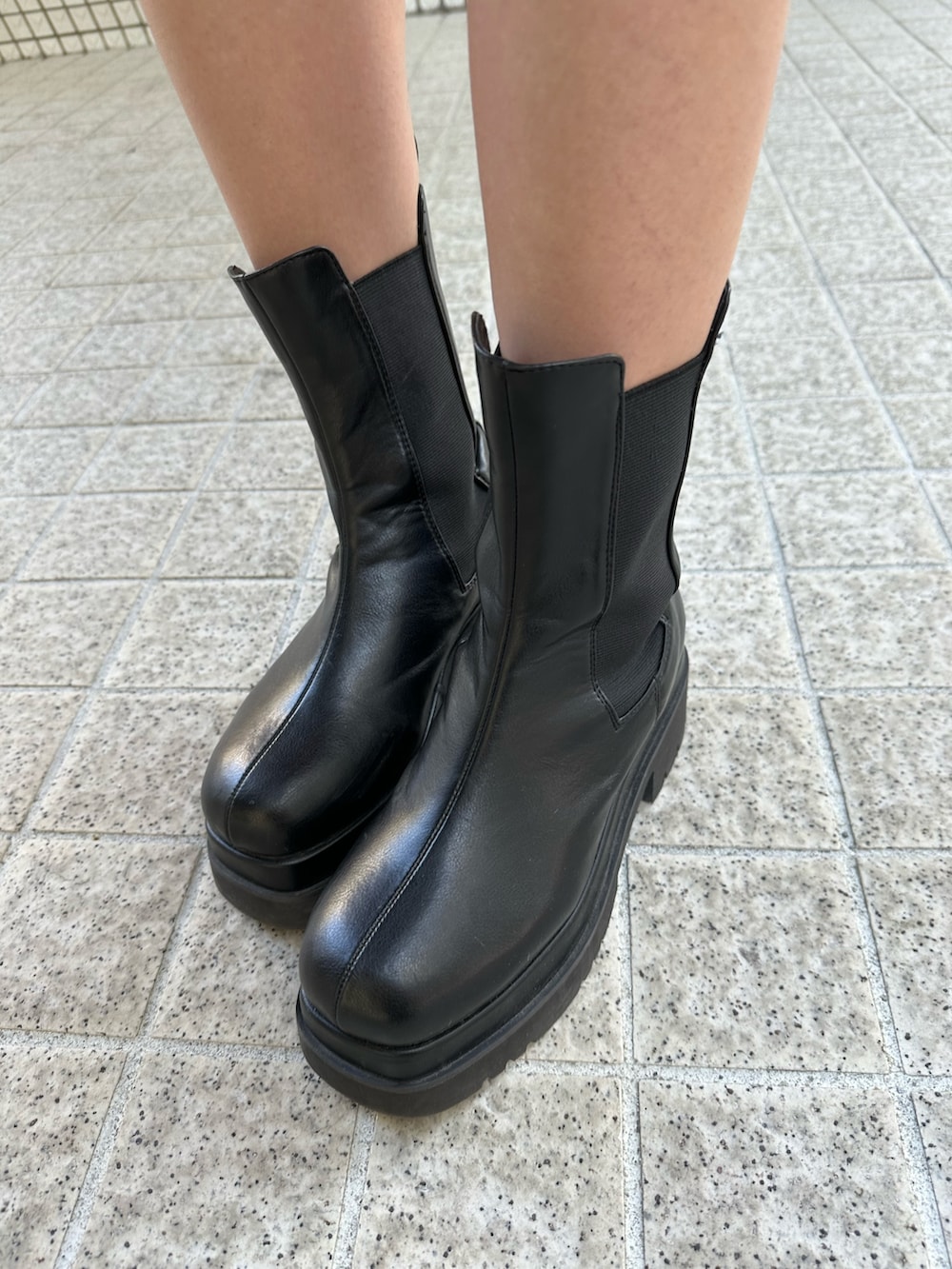 グレー系のニット/セーター、ブラック系のその他パンツ、ブラック系のブーツを着用したレディースの冬コーディネートの8枚目の写真