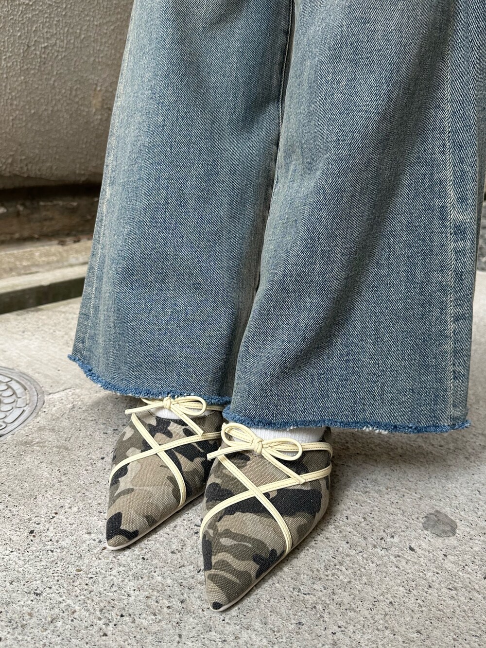 イエロー系のTシャツ/カットソー、ブルー系のデニムパンツ、ブラック系のショルダーバッグを着用したレディースの春コーディネートの8枚目の写真