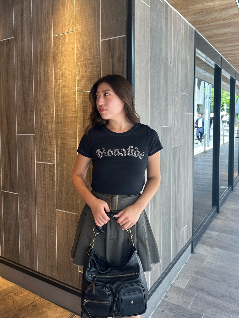 ブラック系のTシャツ/カットソー、グレー系のスカート、ブラック系のハンドバッグを着用したレディースの夏コーディネートの5枚目の写真