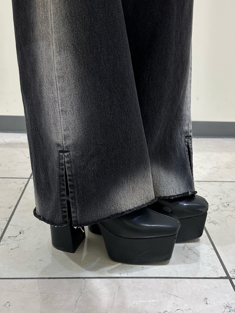 ベージュ系のニット/セーター、ブラック系のショルダーバッグ、ブラック系のブーツを着用したレディースの冬コーディネートの8枚目の写真