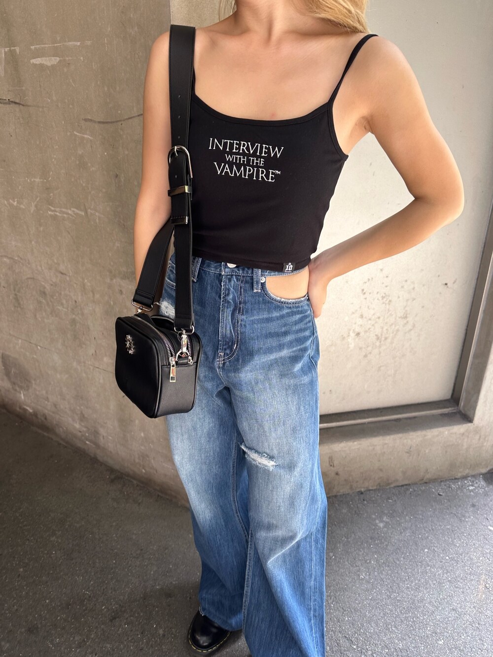 ブルー系のデニムパンツ、ブラック系のショルダーバッグ、グリーン系のシャツ/ブラウスを着用したレディースの夏コーディネートの6枚目の写真