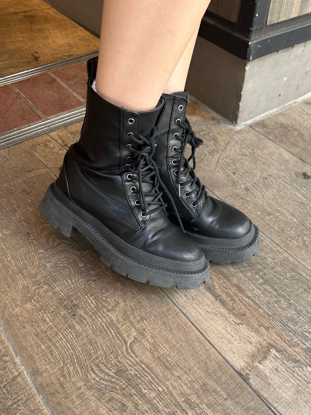 ブルー系のシャツ/ブラウス、ブラック系のブーツ、ベージュ系のデニムパンツを着用したレディースの春コーディネートの8枚目の写真