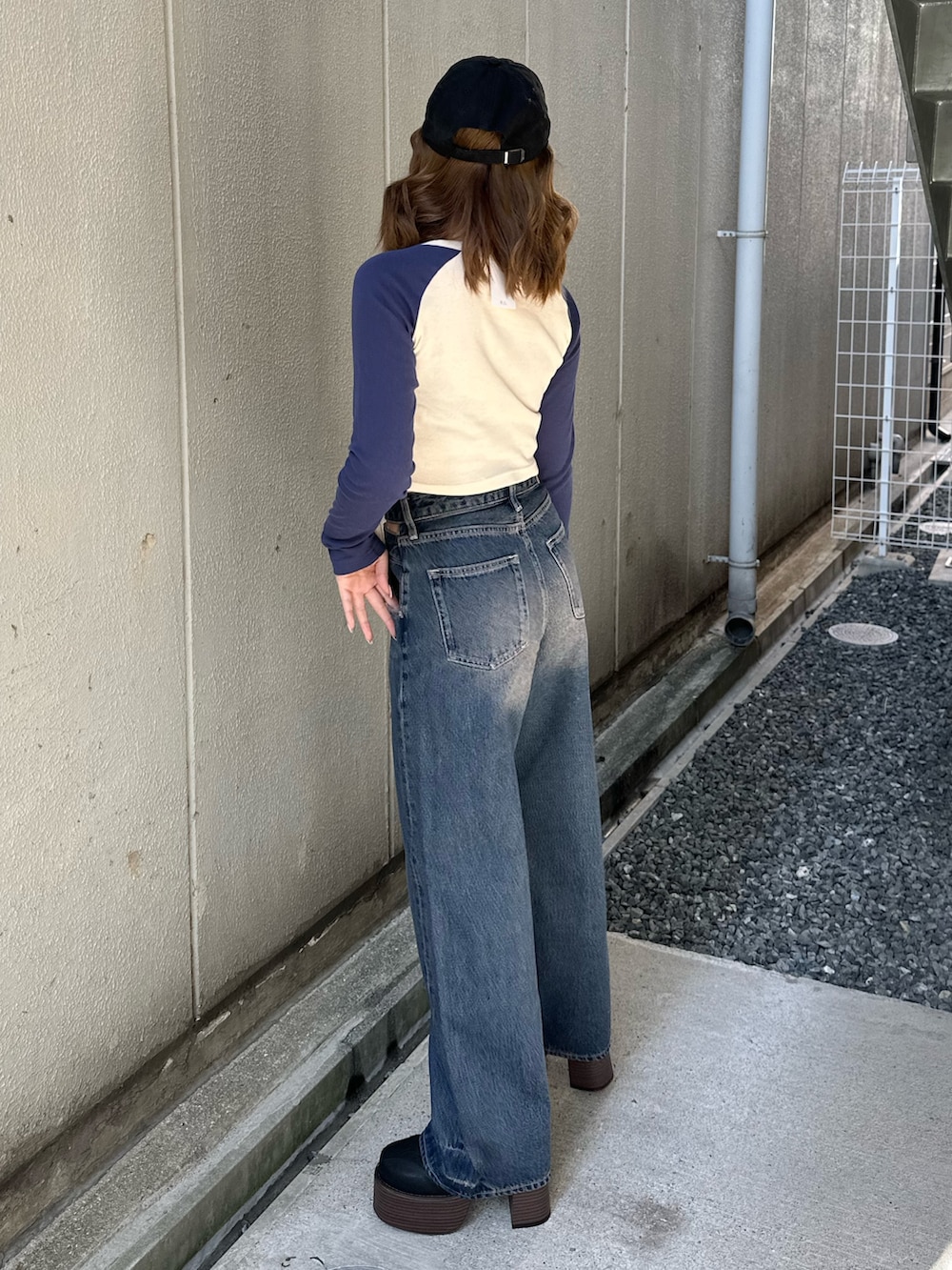 ブルー系のTシャツ/カットソー、ホワイト系のショルダーバッグ、ブルー系のデニムパンツを着用したレディースの春コーディネートの3枚目の写真