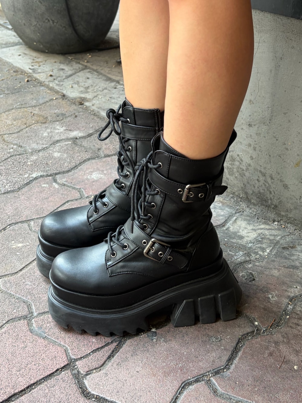 ブラック系のその他パンツ、ブラック系のブーツ、ブラック系のナイロンジャケットを着用したレディースの秋コーディネートの6枚目の写真