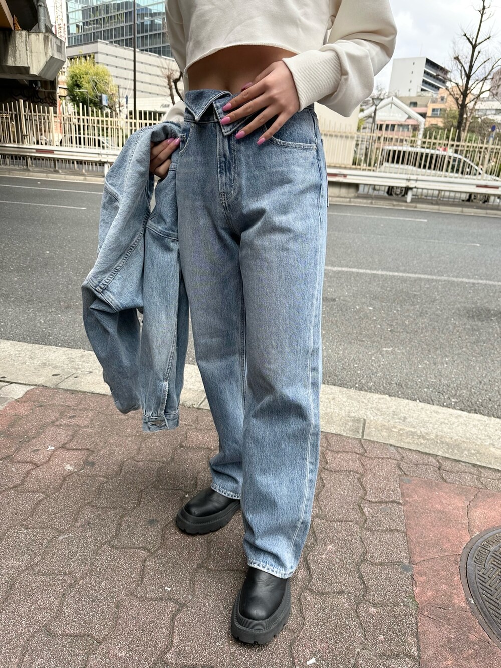 ブルー系のデニムパンツ、ブルー系のデニムジャケット、ホワイト系のTシャツ/カットソーを着用したレディースの冬コーディネートの5枚目の写真