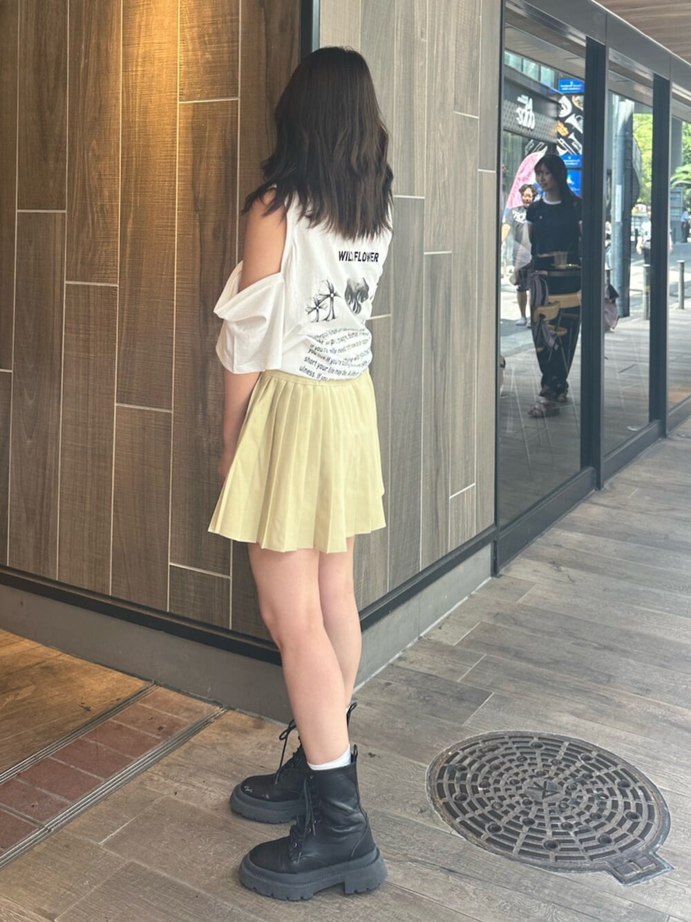 ブラック系のブーツ、イエロー系のワンピース、ホワイト系のTシャツ/カットソーを着用したレディースの夏コーディネートの2枚目の写真