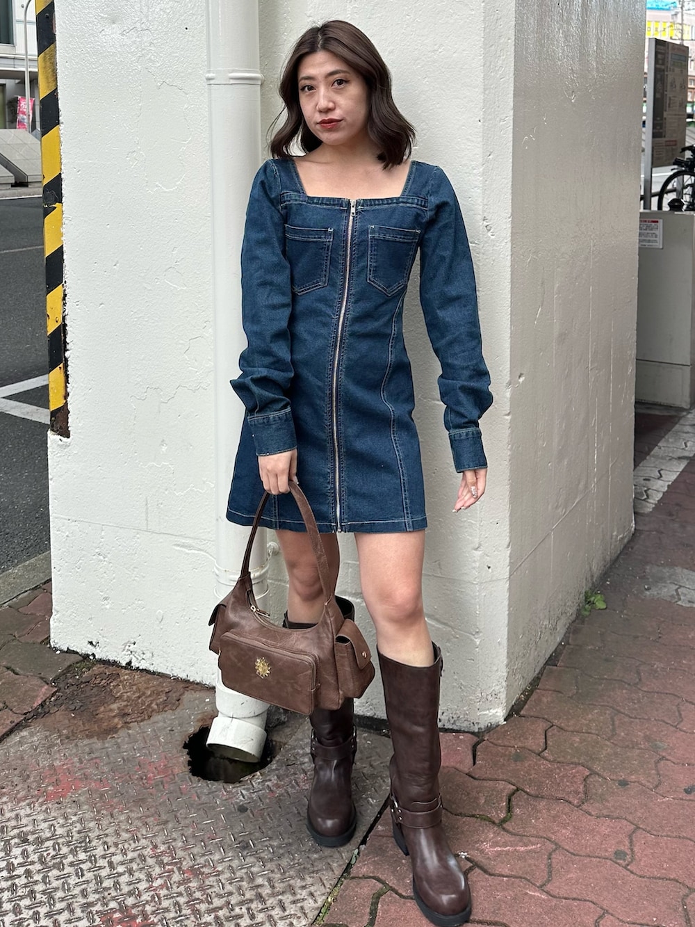 ブラウン系のブーツ、ブルー系のワンピース、ブラウン系のハンドバッグを着用したレディースの冬コーディネートの2枚目の写真