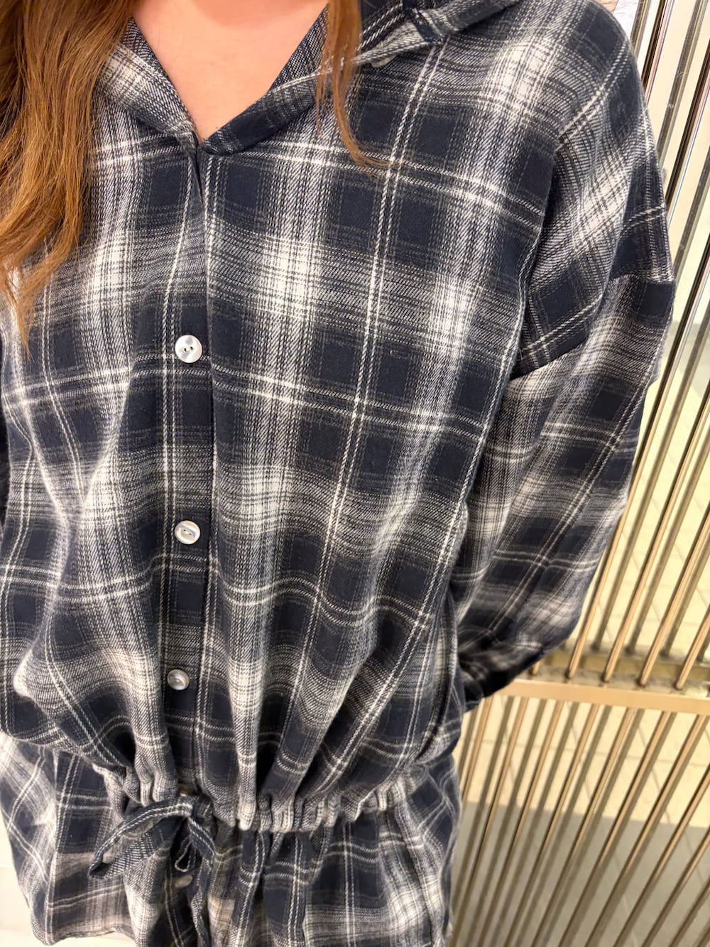 ブラック系のその他パンツ、ブラウン系のシャツ/ブラウス、ブラック系のブーツを着用したレディースの秋コーディネートの5枚目の写真