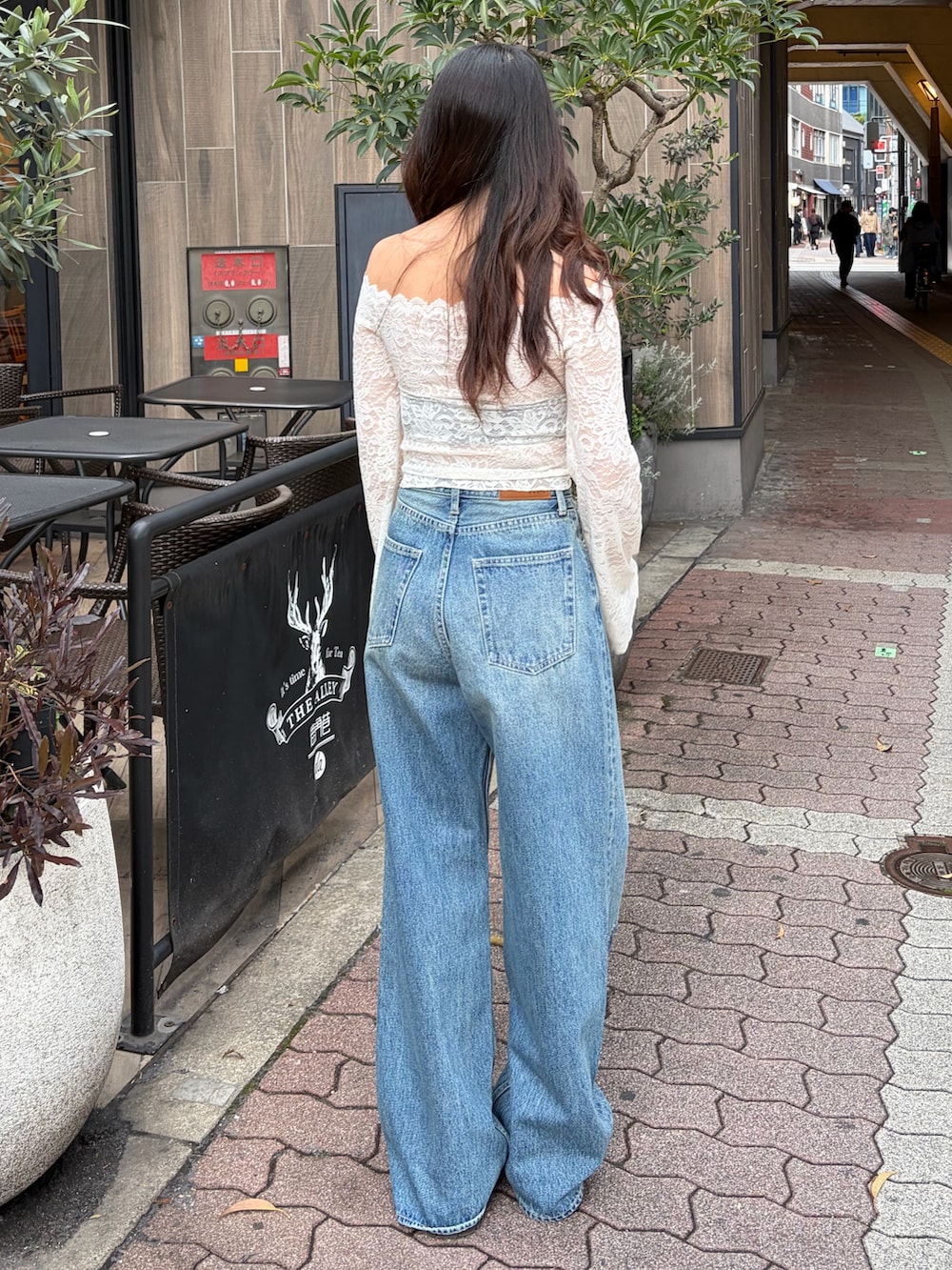 ホワイト系のシャツ/ブラウス、ブルー系のデニムパンツを着用したレディースの春コーディネートの4枚目の写真