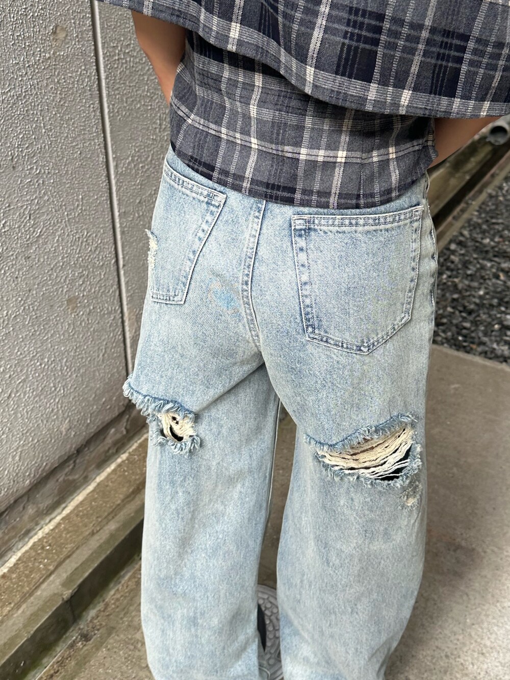 ブラック系のシャツ/ブラウス、ブルー系のデニムパンツ、ブラック系のブーツを着用したレディースの夏コーディネートの6枚目の写真