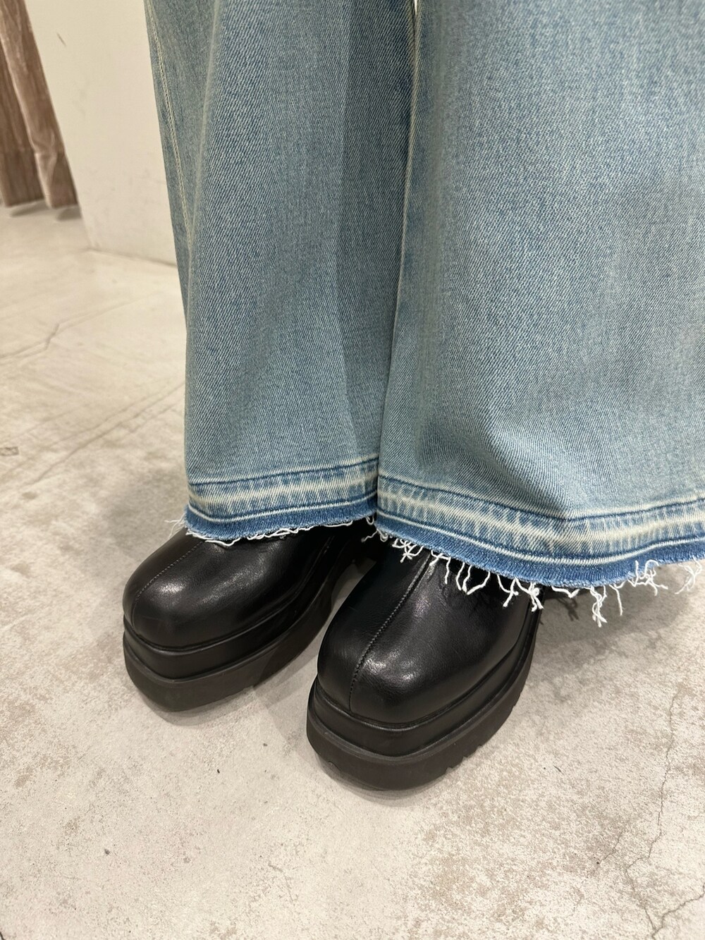 グリーン系のキャミソール、ブルー系のデニムパンツ、ホワイト系のショルダーバッグを着用したレディースの冬コーディネートの9枚目の写真