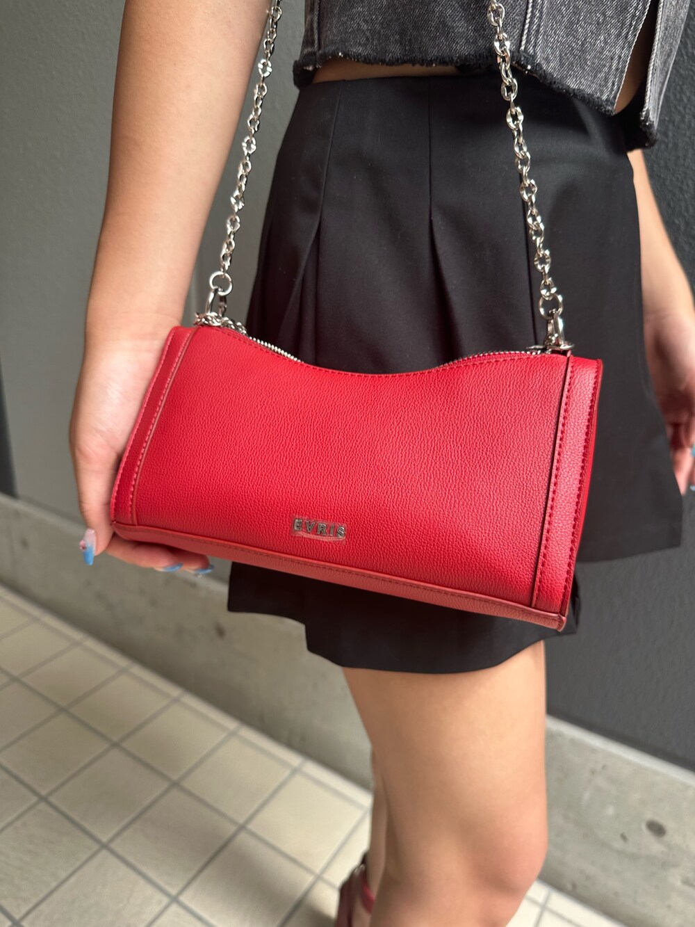 ブラック系のスカート、レッド系のショルダーバッグ、レッド系のサンダルを着用したレディースの夏コーディネートの9枚目の写真