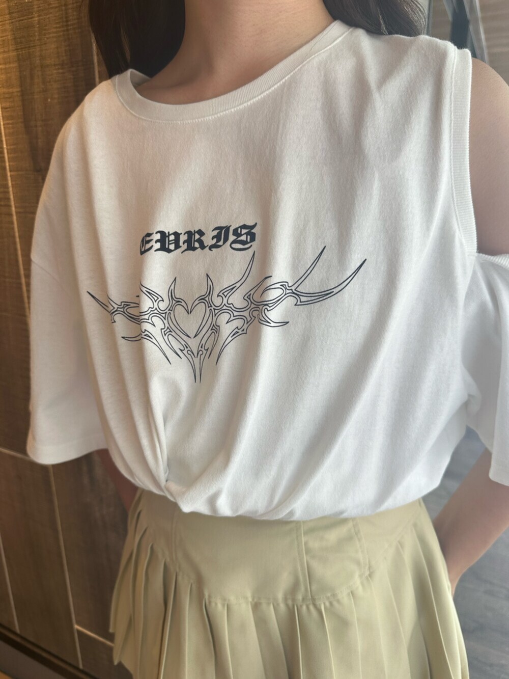 ブラック系のブーツ、イエロー系のワンピース、ホワイト系のTシャツ/カットソーを着用したレディースの夏コーディネートの6枚目の写真