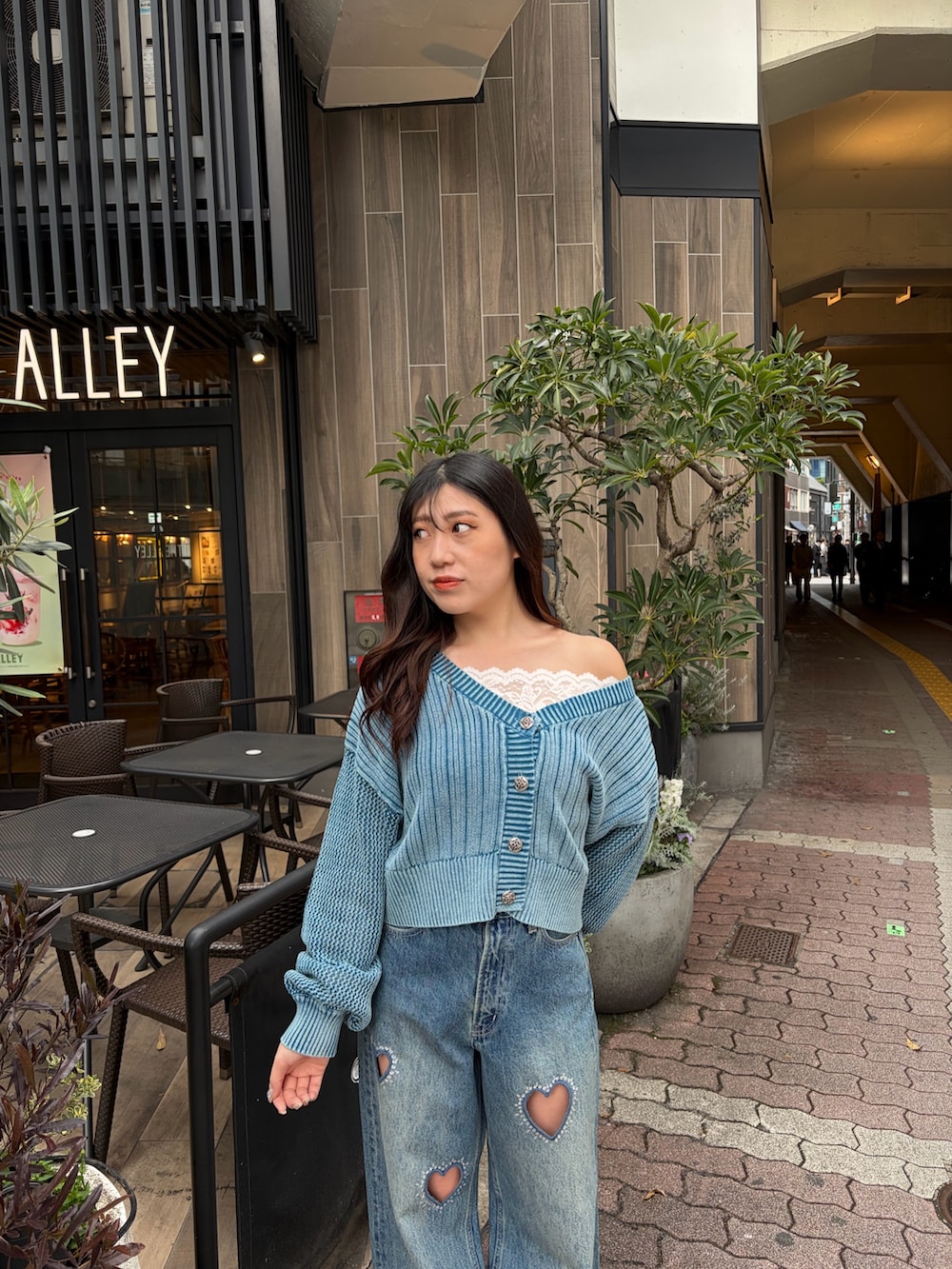 ブルー系のデニムパンツ、ホワイト系のシャツ/ブラウス、ブルー系のカーディガン/ボレロを着用したレディースの春コーディネートの4枚目の写真