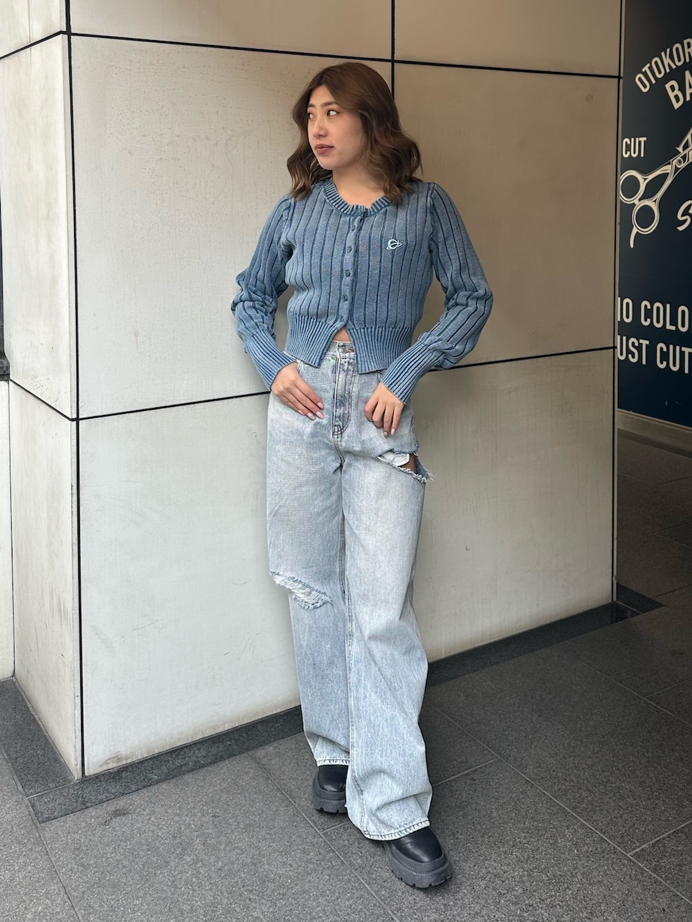 ブルー系のデニムパンツ、ブラック系のブーツ、ブルー系のカーディガン/ボレロを着用したレディースの冬コーディネートの2枚目の写真