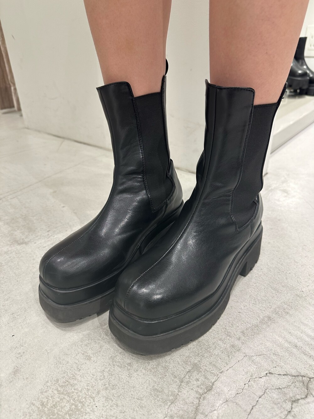 ブラック系のナイロンジャケット、ブラック系のブーツ、ブラック系のその他パンツを着用したレディースの冬コーディネートの7枚目の写真